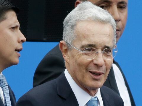 Jueza de Colombia ordena que Álvaro Uribe quede libre de arresto domiciliario