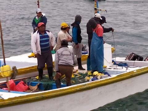12 pescadores fueron rescatados a 70 millas en Santa Elena
