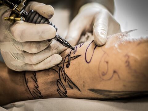 Confirman que agujas para tatuar dañan glándulas sudoríparas; esto afecta a la termorregulación del cuerpo humano