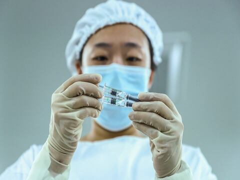 La firma china Sinopharm asegura que su vacuna es efectiva contra las variantes del COVID-19