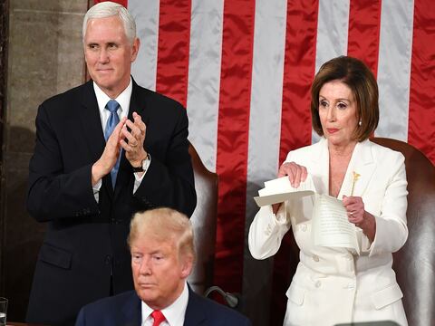 [Video] Nancy Pelosi, líder demócrata del Congreso, rompió discurso del presidente Donald Trump luego que él la dejó con la mano estirada