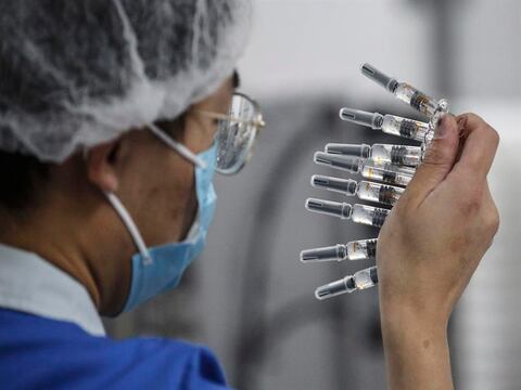 China prueba vacunas para el COVID-19 en 60.000 personas sin efectos adversos, asegura funcionario