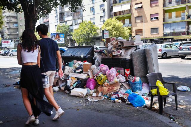 Roma es afectada por una excesiva acumulación de basura 