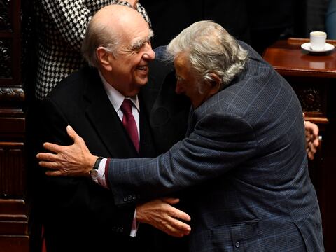Uruguay despide a José Mujica y Julio María Sanguinetti de la política, entre lágrimas, aplausos y homenajes 
