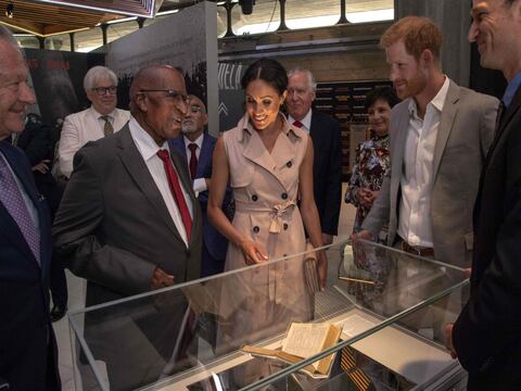 Enrique y Meghan visitan exhibición en honor a Nelson Mandela 