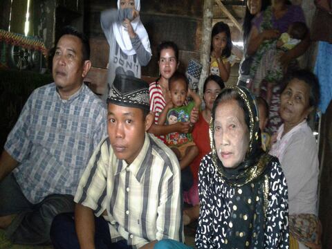 Indonesia: Adolescente se casa con su novia de 73 años tras amenazar con el suicidio