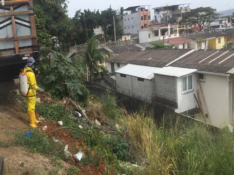 Camiones mal estacionados amenazan la seguridad de los moradores de ciudadela del noroeste de Guayaquil