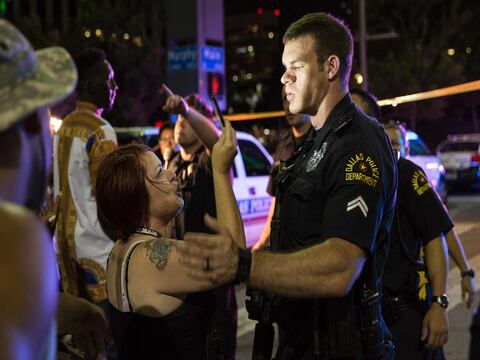 5 policías muertos y 9 heridos en tiroteo en Dallas durante protesta por violencia policial