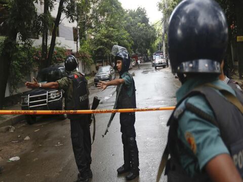 Fuerzas de seguridad sitian restaurante de Bangladesh
