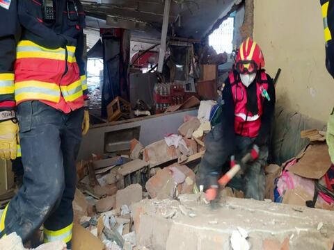 Bomberos y Municipio de Quito realizan limpieza tras explosión en Cumbayá