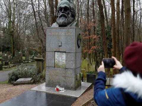 Vándalos atacan la tumba de Carlos Marx en Londres