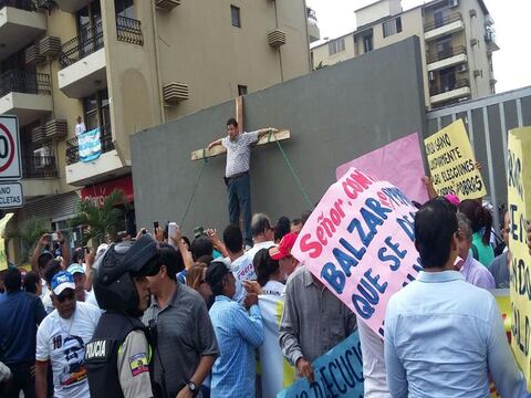 Alcalde de Balzar se 'crucifica' afuera de la Contraloría de Guayaquil
