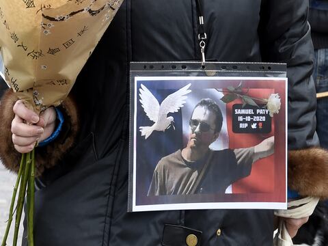 Investigadores creen que terrorista dio dinero a alumnos para ubicar a profesor decapitado en Francia