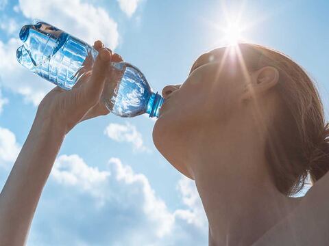 Los 10 grandes beneficios de beber agua para nuestro organismo