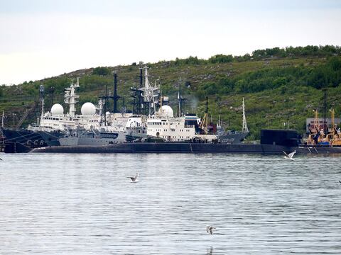 Hay sobrevivientes de incendio en submarino ruso, dice ministro