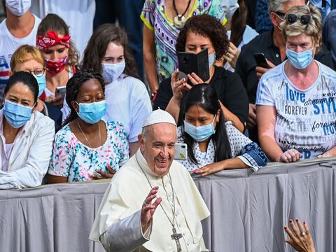 El papa Francisco celebra su primera audiencia pública tras meses de interrupción por el COVID-19