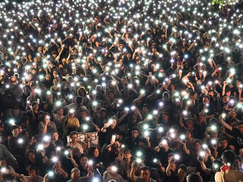 Madres de jóvenes manifestantes de Hong Kong protestan en señal de apoyo 