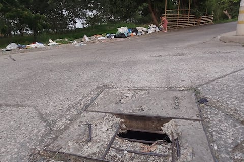 Guayaquil: malestar en moradores de zona en Guayacanes por mala disposición de basura, alcantarillas sin tapas y malos olores en una zanja