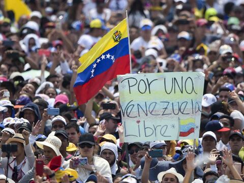 Venezuela, en vilo;  mundo atento al ingreso de la ayuda humanitaria  