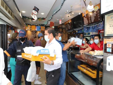 En Guayaquil, ciudadanos hacen una pausa para adquirir las roscas de Reyes