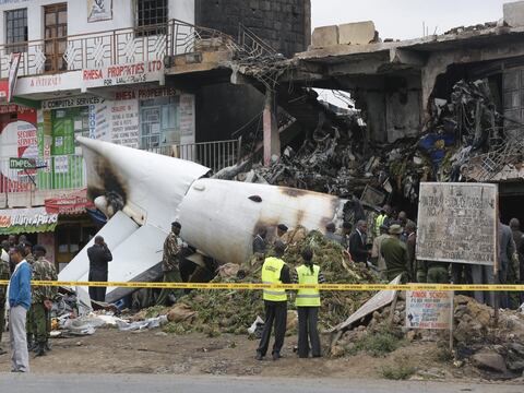 Cuatro muertos en accidente de un avión de carga contra un edificio en Kenia