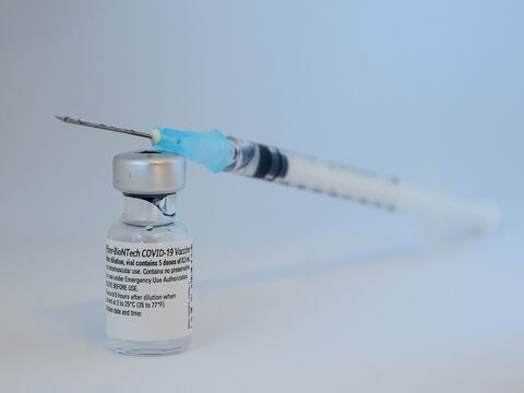 ¿Es recomendable que personas con alergias a alimentos o medicamentos orales reciban la vacuna para el COVID-19?