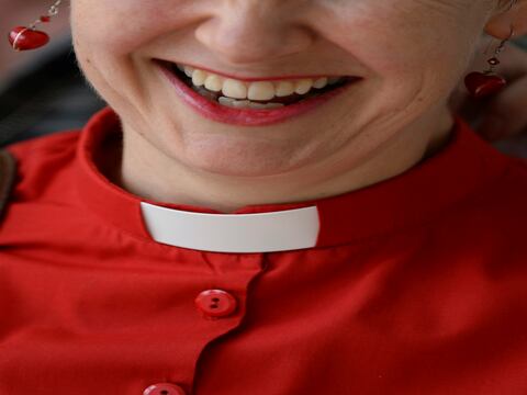 Director del diario vaticano califica de ‘grave’ la ordenación de obispas en iglesia anglicana