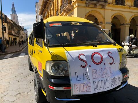 Transportistas escolares se movilizaron por las calles del Centro Histórico de Cuenca
