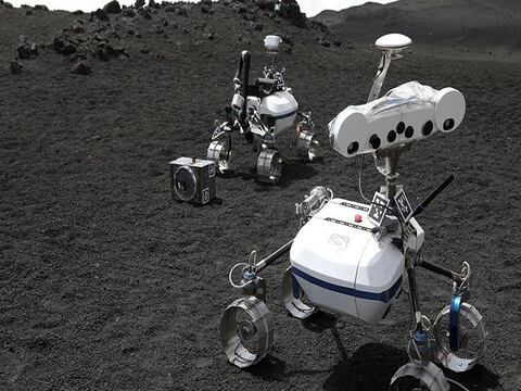Robots recorren paisaje lunar simulado en el monte Etna