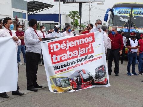Con plantón, transportistas interprovinciales solicitan el reinicio de operaciones entre Santa Elena y Guayaquil