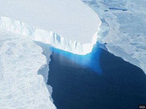 Antártica: la NASA descubre un "inquietante" hueco que crece a "un ritmo explosivo" en el glaciar Thwaites