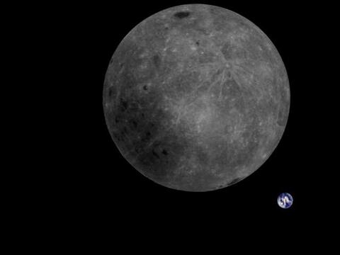  La impresionante imagen de la cara oculta de la Luna y la Tierra, captada por un satélite chino