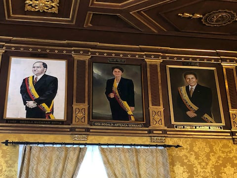 Cuadro de expresidenta Rosalía Arteaga fue colocado en el Salón Amarillo del Palacio de Carondelet