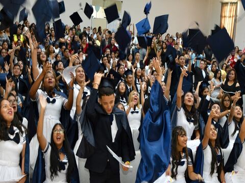 La alegría por graduación de bachilleres empezó en Guayaquil