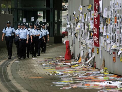 Ocho detenidos por filtrar datos de policías en Hong Kong