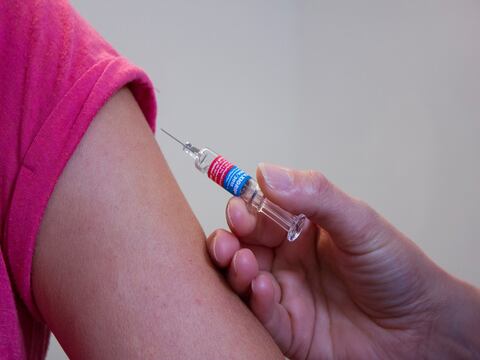 En Rusia se difunden noticias falsas que afirman que la vacuna contra el coronavirus de Oxford convertirá a las personas en monos