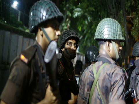 Hombres armados toman rehenes en zona diplomática de Bangladés
