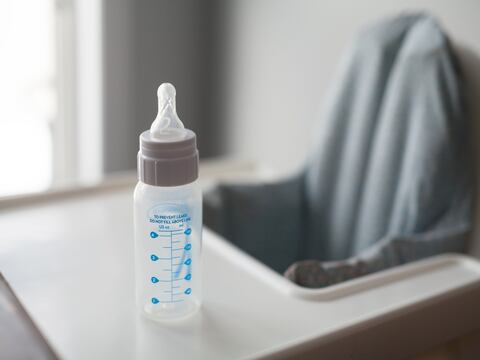 Un bebé ingiere más de un millón de microplásticos al día a través de su biberón, indica estudio