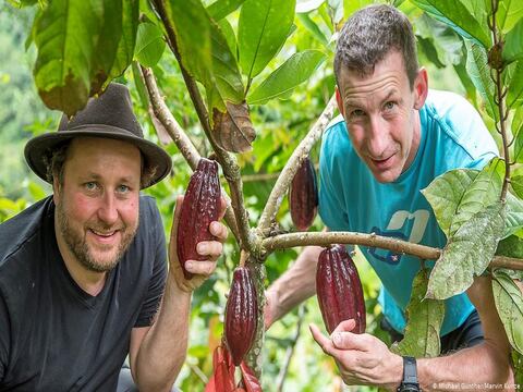 En busca del mejor cacao del mundo. Un documental plasma el recorrido de un ciclista alemán por Ecuador