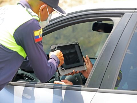 Ecuador: Quejas por multas al pasar por radares escondidos en  tramos de vías principales