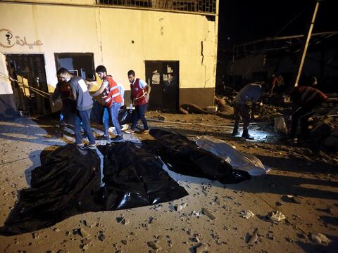 300 migrantes continúan detenidos en un centro libio bombardeado
