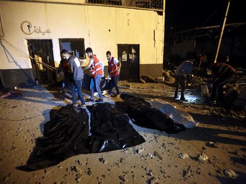 300 migrantes continúan detenidos en un centro libio bombardeado