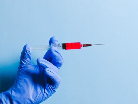 Rusia aprueba segunda vacuna para el COVID-19 después de los primeros ensayos en solo 100 voluntarios 