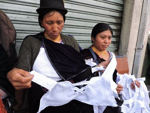 Como sus ancestros, mujeres en Ambato dibujan a mano para los bordados de blusas indígenas