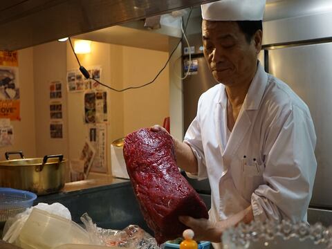 Trozos de carne de las primeras ballenas cazadas son subastados en Japón