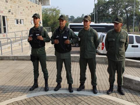 61 militares dan su apoyo a Juan Guaidó