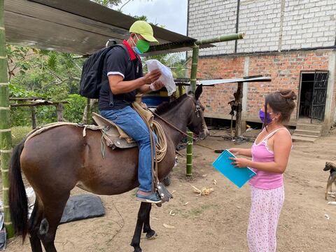 A caballo, un maestro de 60 años lleva materiales de estudio a niños de recintos de Manabí