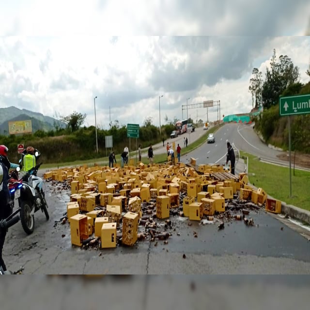 Un camión repartidor de cervezas se accidentó en la avenida Interoceánica, en Quito