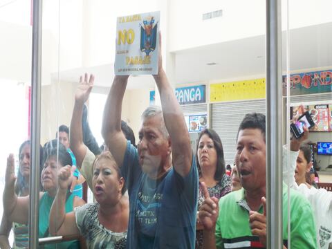 Sigue protesta por pago de pasajes en Santa Elena