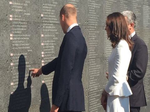 Duques de Cambridge visitan monumentos conmemorativos de la II Guerra Mundial
